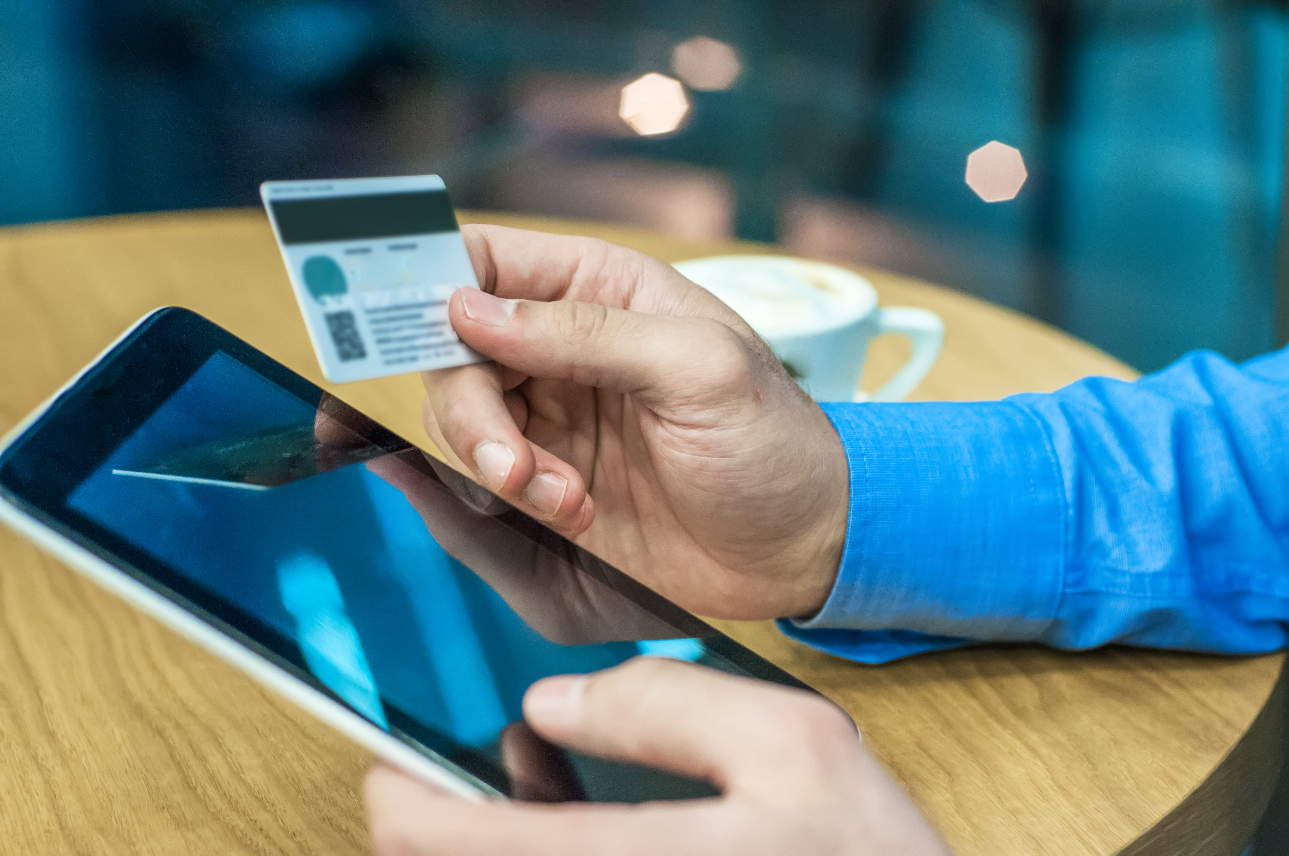 Digital banking. Смартфон и банковская карта. Банковская карточка на смартфоне. Смартфон и карта банка. Телефонное мошенничество.